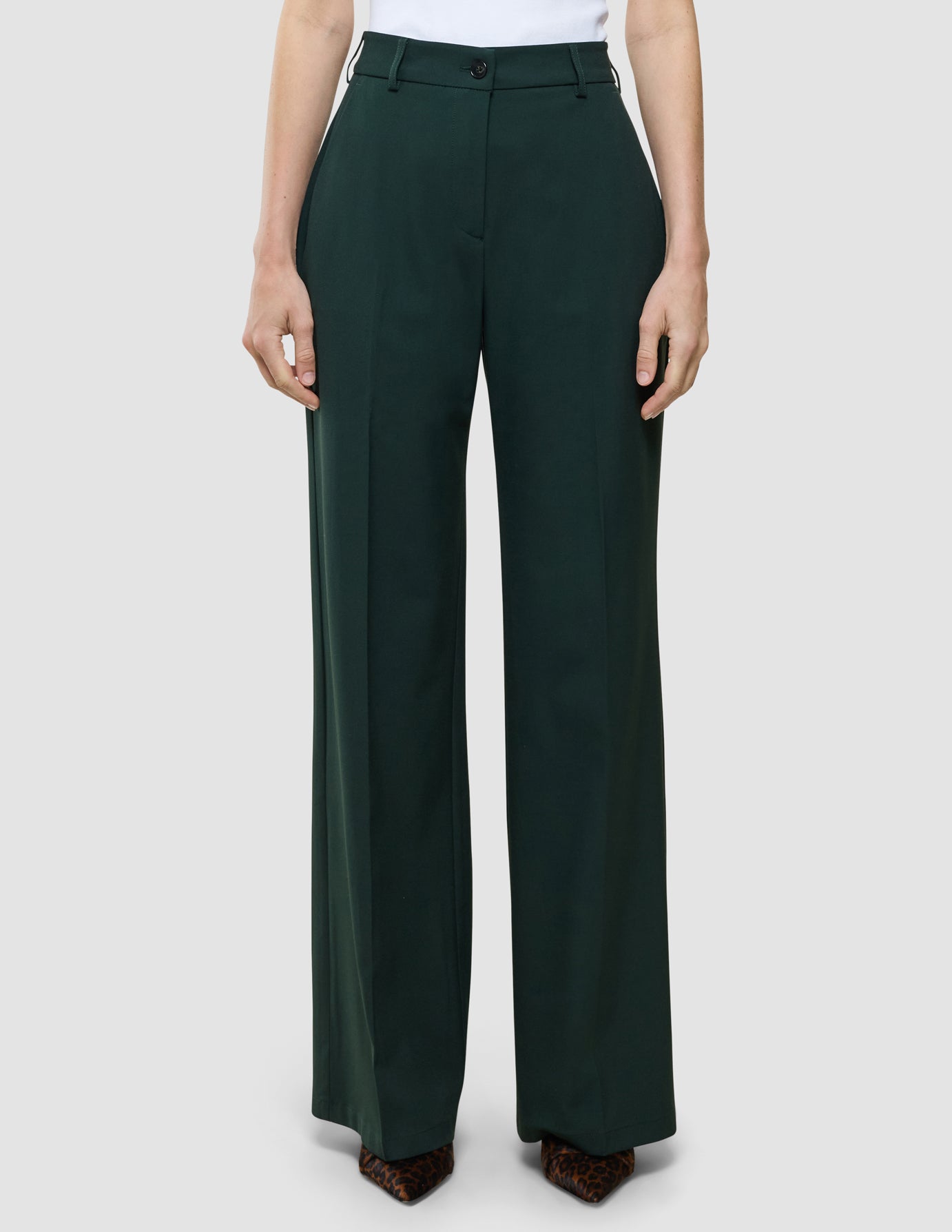 Ease Pants Wide i Evergreen, helfigur bagfra på model iført hvid top.